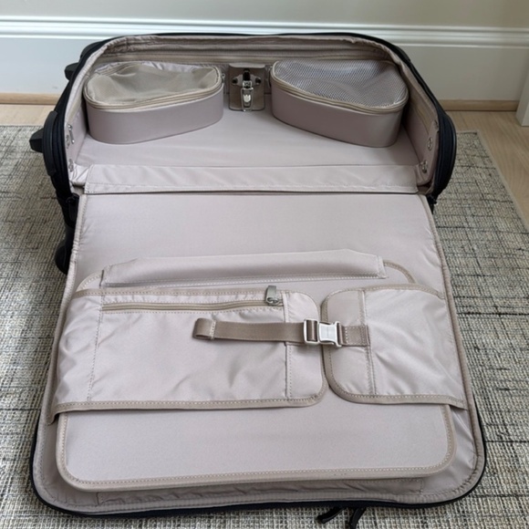 Briggs & Riley 22" Carry-On Upright Garment Bag - Picture 3 of 11